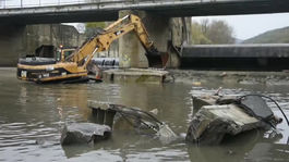 Spadnutý mostný nosník v Strážskom odstraňujú