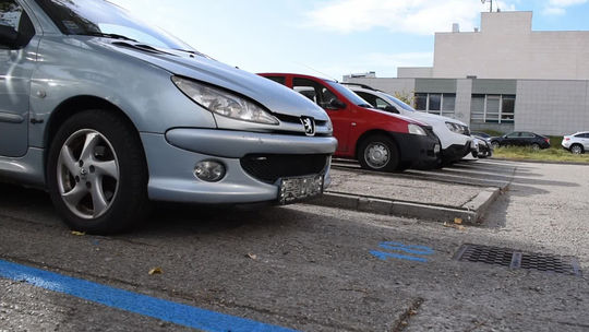 Mestskí policajti v Bratislave vybrali od vodičov za parkovanie na chodníku 33 550 eur