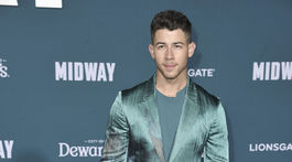 Herec a spevák Nick Jonas na svetovej premiére. 
