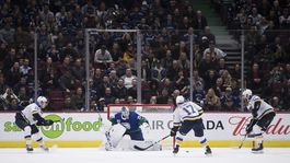 St. Louis môže vyučovať hru troch proti trom. Vykúpali brankára Vancouvru