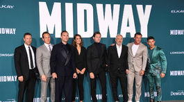Zľava: Herci Aaron Eckhart, Patrick Wilson, Ed Skrein, Mandy Moore, Luke Kleintank, režisér Roland Emmerich a herci Luke Evans a Nick Jonas na premiére filmu Bitka o Midway.