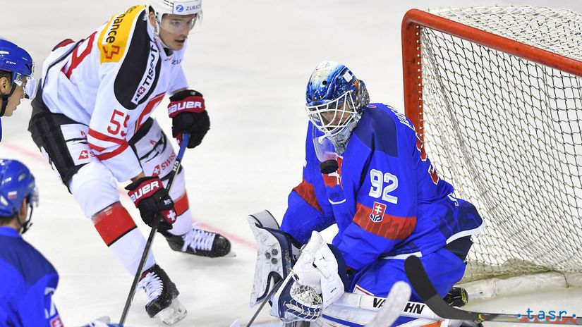 Andrej Košarišťan zasahuje pred Švajčiarom...