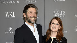 Ocenená herečka Julianne Moore a jej manžel Bart Freundlich na akcii WSJ. Magazine 2019 Innovator Awards.