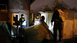 Colníci objavili na hraniciach s Českom v chladiarenskom aute 31 migrantov