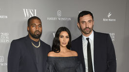 Raper a podnikateľ Kanye West (vľavo), jeho manželka Kim Kardashian West a ocenený Riccardo Tisci, ktorý momentálne pracuje pre značku Burberry. 