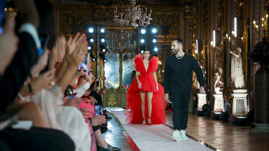 Tppmodelka Kendall Jenner (v pozadí) a dizajnér...