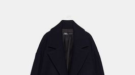 Dámsky kabát na jeden gombík Zara. Predáva sa za 89,95 eura. 