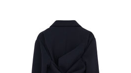 Dámsky kabát (pohľad na detail zozadu) z kolekcie Victoria Beckham. Predáva Alizé Bratislava, info o cene v predaji.