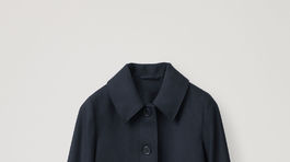 Kabát z vlny s prímesou kašmíru vo farbe námorníckej modrej. Predáva COS za 195 eur.