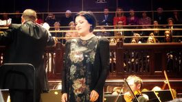 Operná diva Anna Netrebko v šatách od Borisa Hanečku na koncerte v Prahe. 