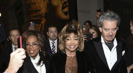 Speváčka Tina Turner (v strede) prišla na premiéru muzikálu o jej živote v sprievode manžela Erwina Bacha a moderátorky Oprah Winfreyovej. 