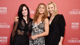 Trofejou Artists Inspiration Award ocenená Jennifer Aniston (v strede) so svojimi kamarátkami a bývalými kolegyňami Lisou Kudrowovou (vpravo) a Courtney Coxovou.