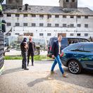 za sklom, maštalír, koleník,