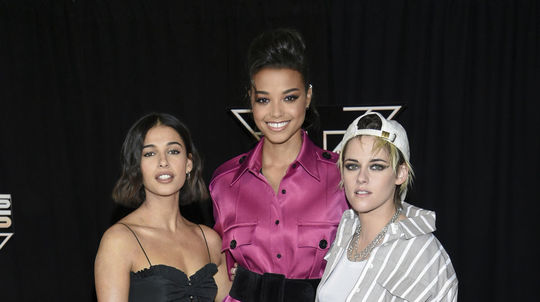 Zľava: Naomi Scott, Ella Balinska a Kristen...