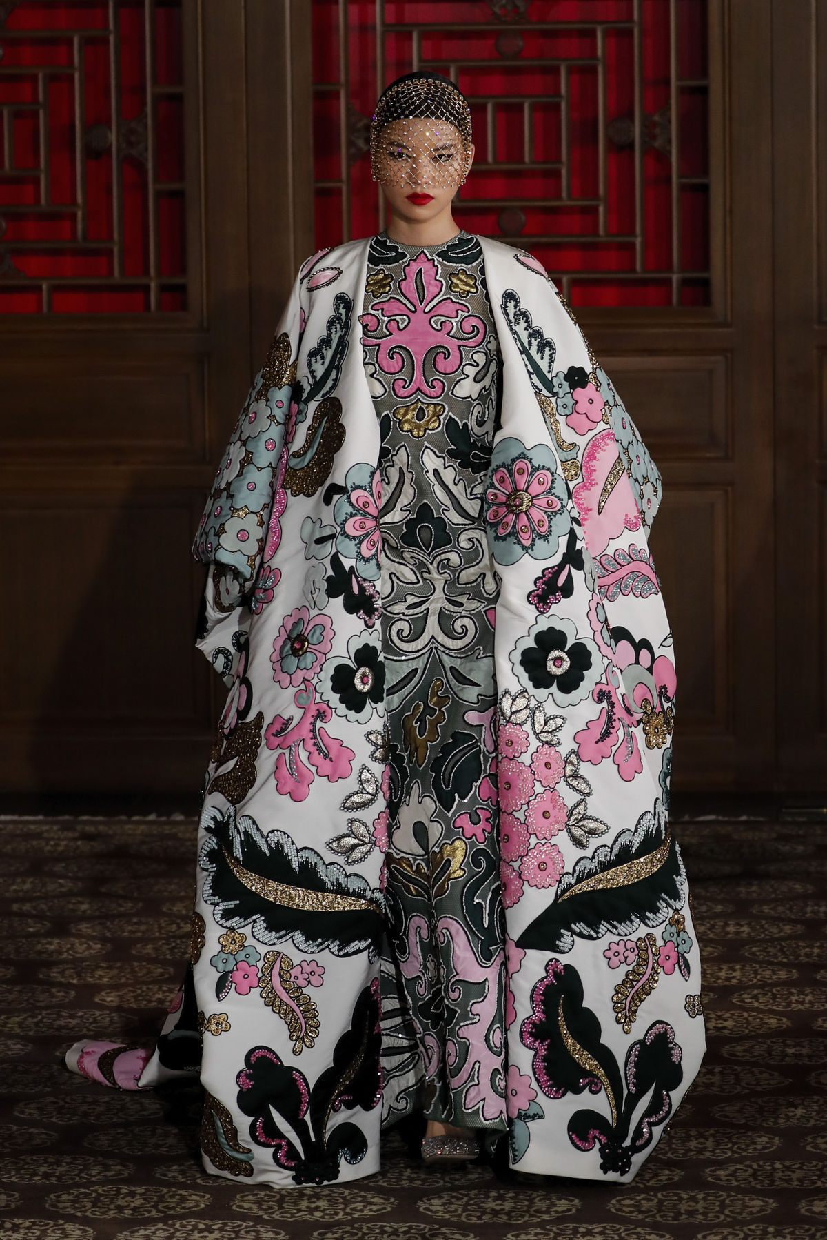 Modelka na prehliadke Valentino Haute Couture,...