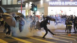 Polícia v Hongkongu zasahovala proti demonštrantom v štvrti Nové teritóriá