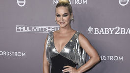 Speváčka Katy Perry dorazila na akciu v kreácii Prada. 