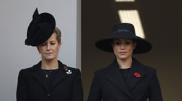 Vojvodkyňa Meghan zo Sussexu (vpravo) a komtesa Sophie z Wessexu počas bohoslužby v rámci Remembrance Day. 