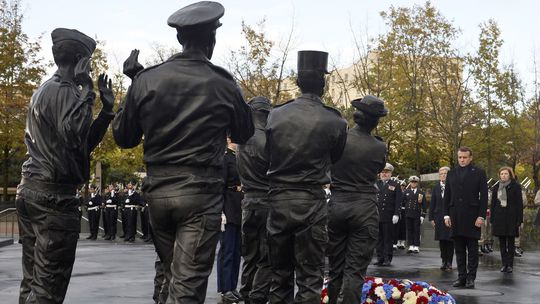 Macron odhalil pamätník francúzskych vojakov, ktorí zahynuli v zahraničí 
