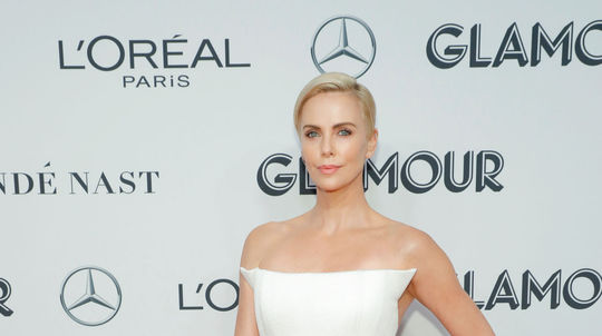 Herečka Charlize Theron na vyhlásení cien...