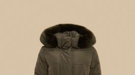 Dámska prešívaná bunda s kapucňou lemovanou umelou kožušinou. Predáva Pietro Filipi za 239 eur. 