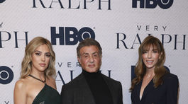 Herec Sylvester Stallone s manželkou Jennifer Flavinovou (vpravo) a ich dcérou Sistine Stallone.  