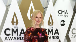 Herečka Nicole Kidman dorazila v kreácii Versace. 