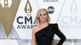 Herečka Reese Witherspoon dorazila na slávnostný ceremoniál v kreácii Atelier Versace.