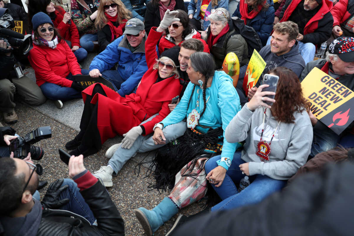 Jane Fonda na proteste pred Kapitolom vo...