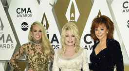 Zľava: Speváčky a moderátorky večera Carrie Underwood, Dolly Parton a Reba McEntire.