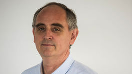 Novinár Edward Lucas spomína na November: Zbila ho polícia, videl, že prichádza zmena