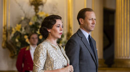Herečka Olivia Colman ako kráľovná Alžbeta II. a herec Tobias Menzies ako jej manžel Philip, vojvoda z Edinburghu v zábere zo seriálu The Crown.