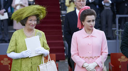 Marion Bailey ako kráľovná Matka (vľavo) a herečka Helena Bonham Carter