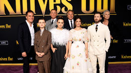 Zľava: Herci Michael Shannon, Jaeden Martell, Daniel Craig, Katherine Langford, Don Johnson, Ana De Armas, Chris Evans a Jaimie Lee Curtis na premiére filmu Knives Out.