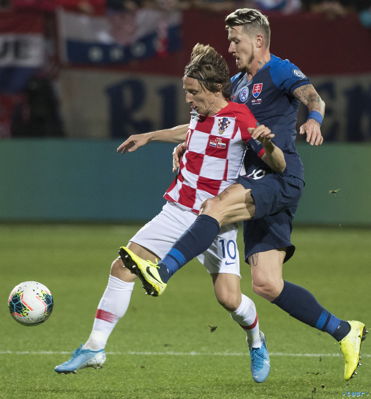 Juraj Kucka v súboji s Lukom Modričom.