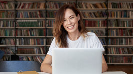 Knihovníci rozdali knihy seniorom a deťom, zriadili poličky na staniciach