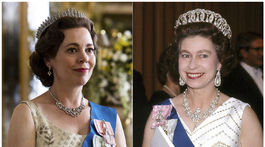 Herečka Olivia Colman (vľavo) stvárňuje v novej sérii The Crown kráľovnú Alžbetu II. Vpravo archívny záber skutočnej kráľovnej z roku 1973.