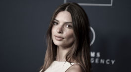 Sexy účtovníčka? Ratajkowski v saku, ale má to háčik - pod ním už vôbec nič