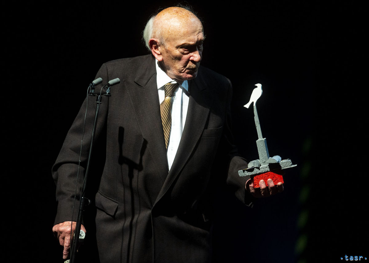 Na snímke laureát ocenenia Biela vrana 94-ročný...