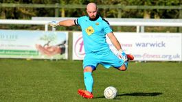 Brankár chcel premeniť penaltu. Vypol svetlo