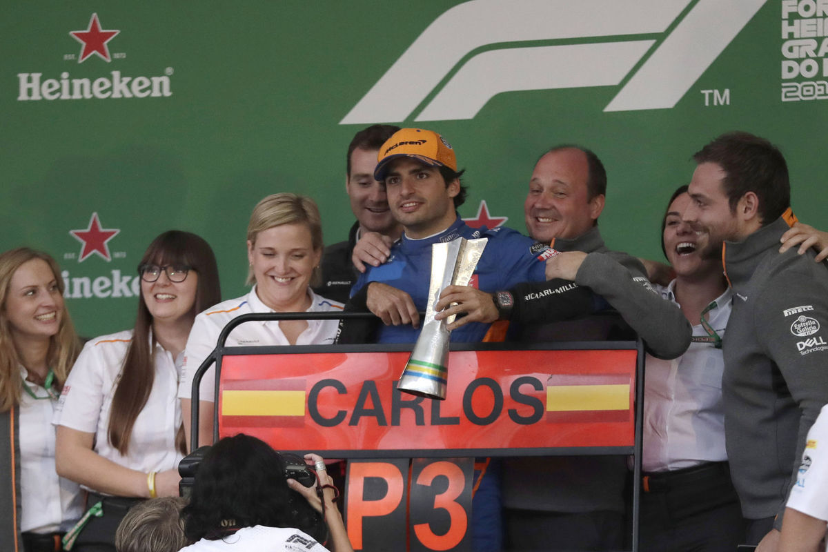 Carlos Sainz oslavuje tretie miesto na VC...