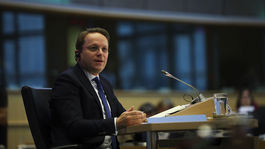 Várhelyi dostal súhlas Európskeho parlamentu, môže byť eurokomisárom