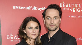Herečka Keri Russell a jej manžel, herec Matthew Rhys na premietaní filmu A Beautiful Day In The Neighborhood.