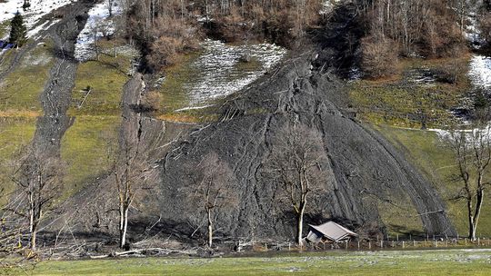 Zosuv pôdy zničil dom v Rakúsku, vyžiadal si jednu obeť
