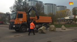 Balvanmi zatarasili cestu. Vallo poslal stroj s hydraulickou rukou