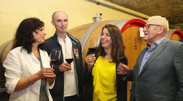 Osudová vinárska zmenka. Vinohradu sa takto upísal aj Ján Krampl