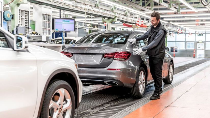 Automobilka zo Stuttgartu bojuje so zlými...