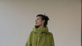 Modelka v kreácii z kolekcie UFO – Unlimited Fashion Objects od dizajnérky Mariny Žiakovej. Kolekciu inšpirovala tvorba slovenského umelca Júliusa Kollera. 