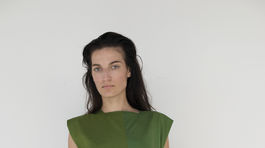 Modelka v šatách z kolekcie UFO – Unlimited Fashion Objects od dizajnérky Mariny Žiakovej. Kolekciu inšpirovala tvorba slovenského umelca Júliusa Kollera. 