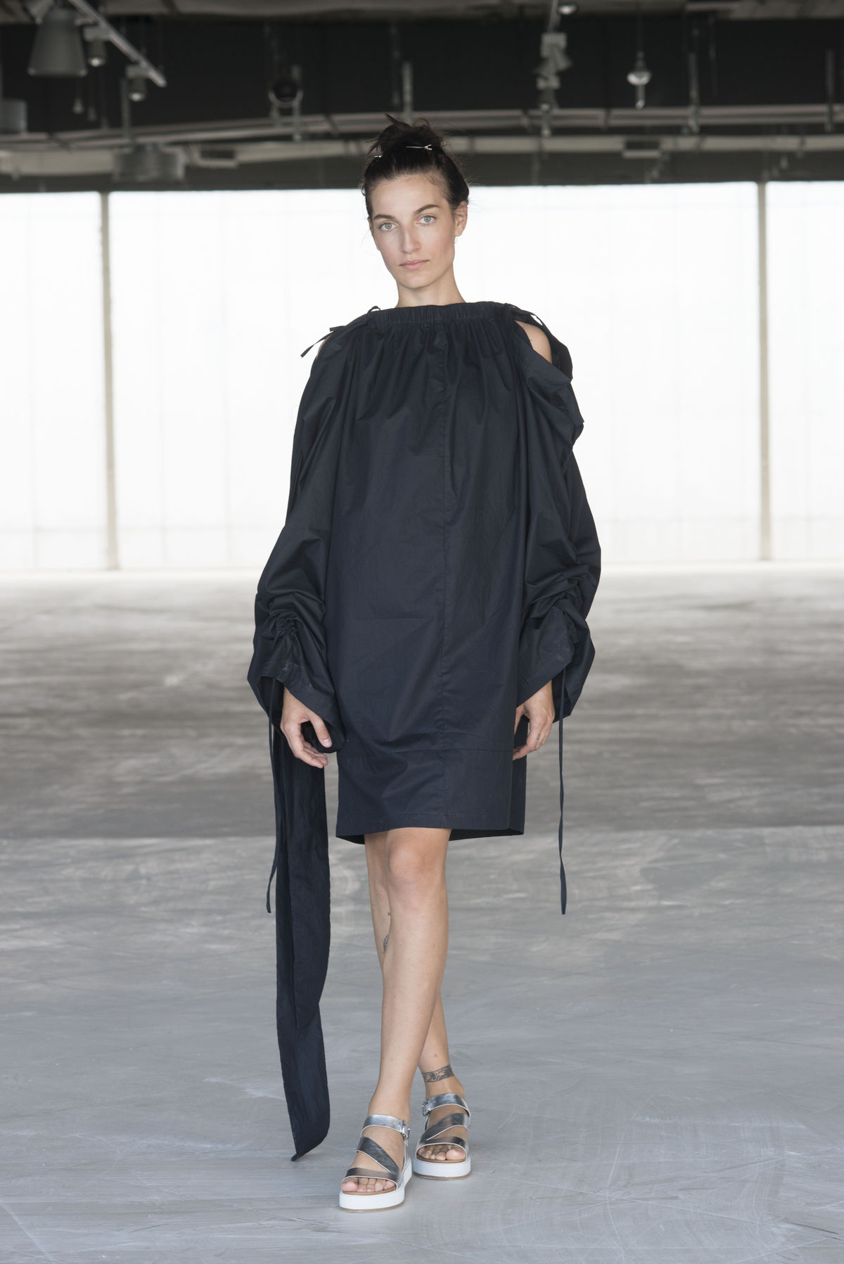 Modelka v šatách s názvom UFO dress od Mariny...
